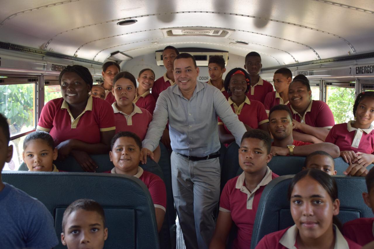 Julio César de la Cruz entrega autobús a estudiantes de Los Memisos y La Laguna del Caimán en Las Gordas