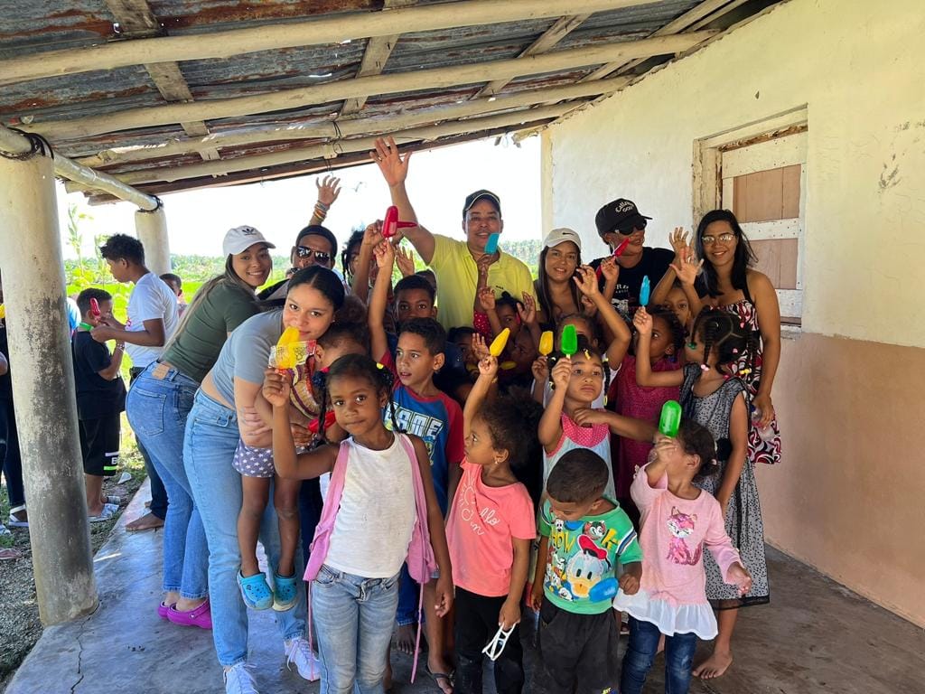 Alcalde Julio César De la Cruz reparte helados a niños de DM Las Gordas por motivo del Día de los Reyes y anuncia actividad con payasos y entrega de cientos de juguetes