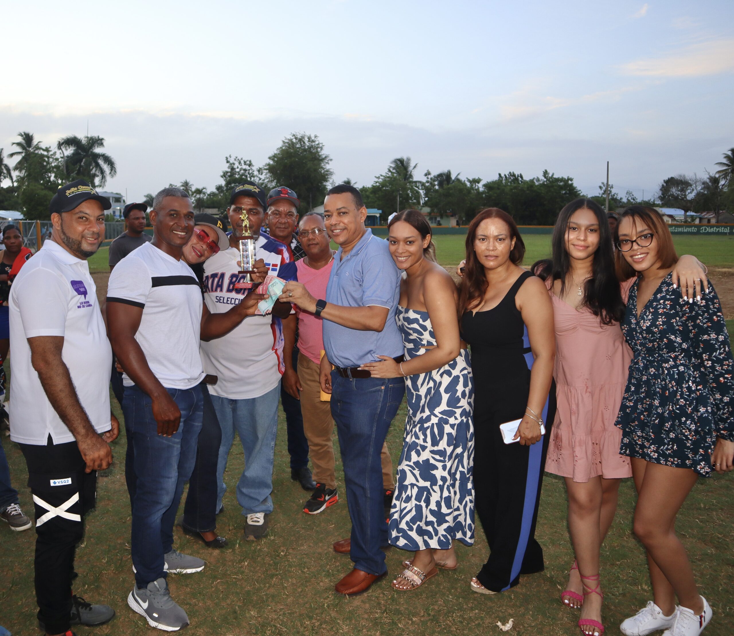 Triunfante Torneo de Softbol por el Día de los Padres con Patrocinio del Alcalde Julio Cesar De la Cruz